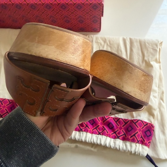 Tory Burch INES 80MM WEDGE SLIDE
CALF LEATHER/METALLIC VEG
LEATHER
SIZE US 7 - Picture 11 of 13